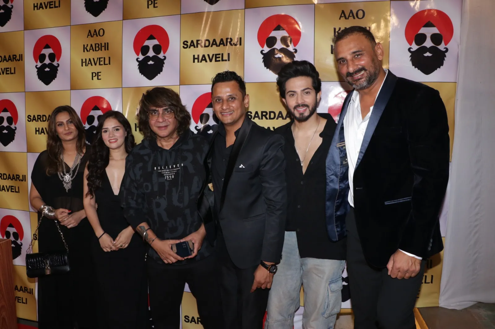 agar parekh, Nishi Saxena, Ekta Saraiya with Rajan Shahi, Romesh and Raj Kalra