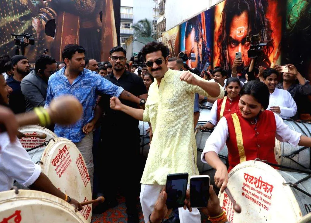 Vicky Kaushal and Rashmika Mandanna reached Dadar for the advance booking poster launch of Chhaava