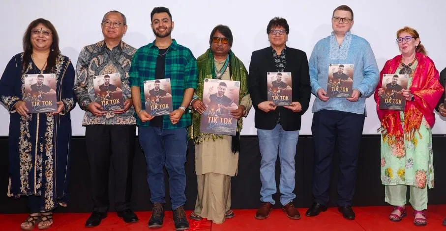 International celeb guests applaud talented actor Daniel as he debuts with hit-banger video Tick Tock Dreams directed by Nileish Malhotra (1)