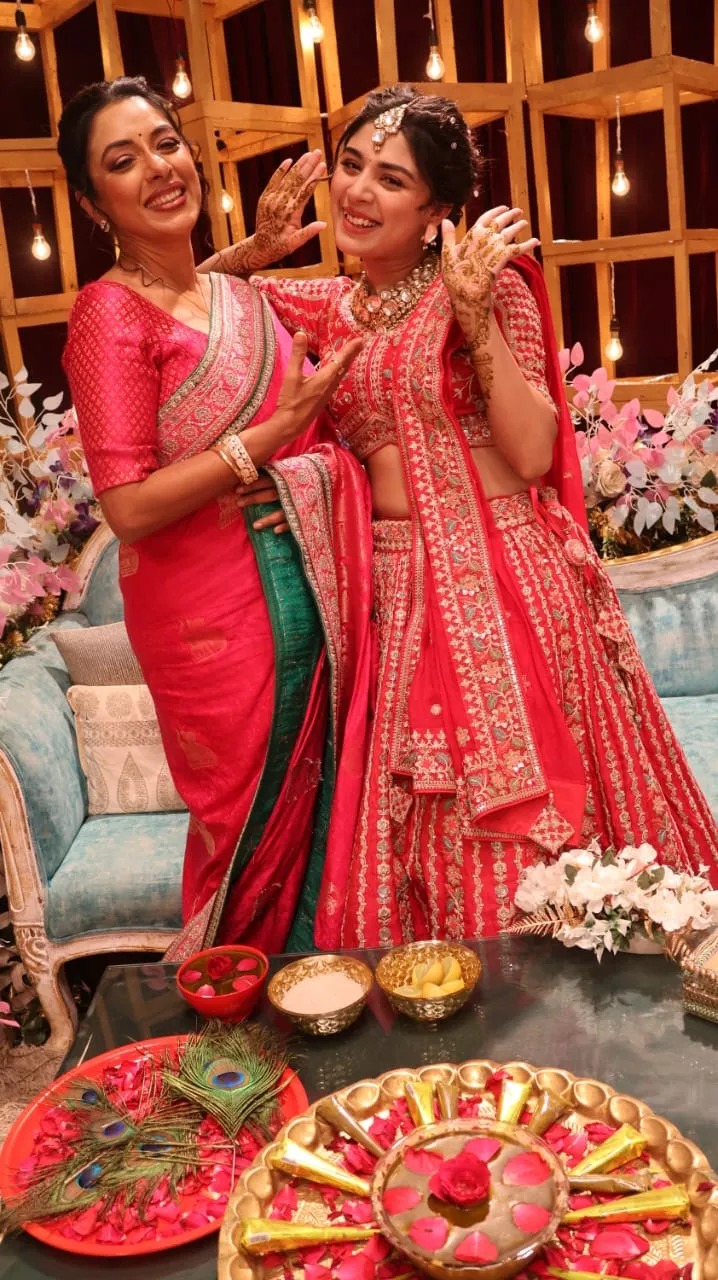 Anupamaa Episode Update Mehendi Mein Mahfil Saj Gayi! Raahi Prem and Anupamaa make you go awestroke