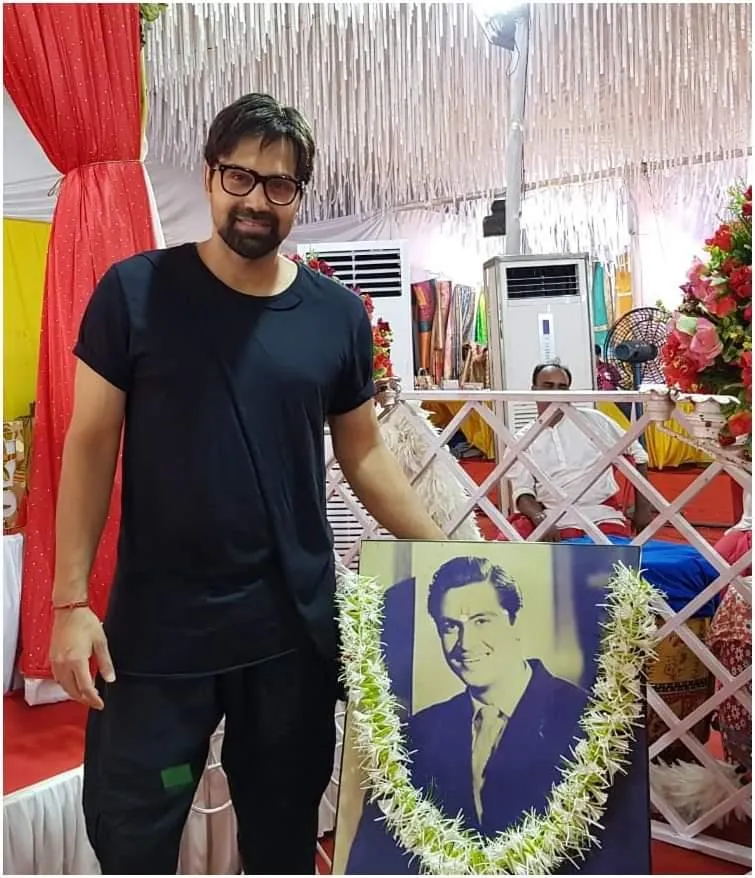 Sujoy Mukherjee paying tribute to his legendary Father Joy Mukherjee