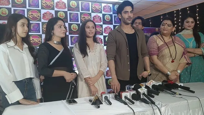 Saajanji Ghar Aaye Family Kyun Sharmaye (4)