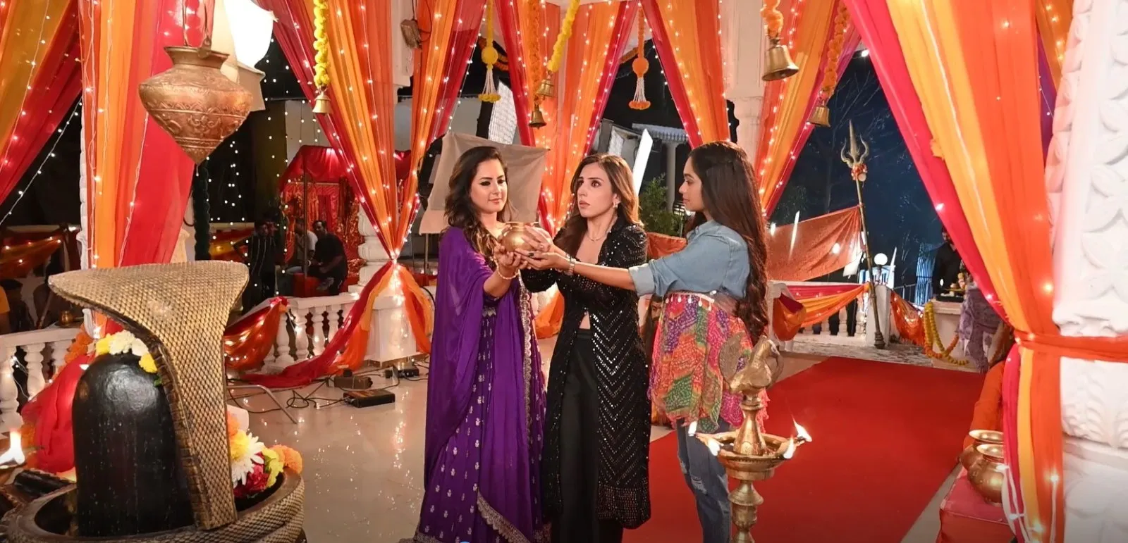 Simaran Kaur Mugdha Chaphekar and Puja Banerjee Lead a Power Packed Fight Sequence in Jamai No 1