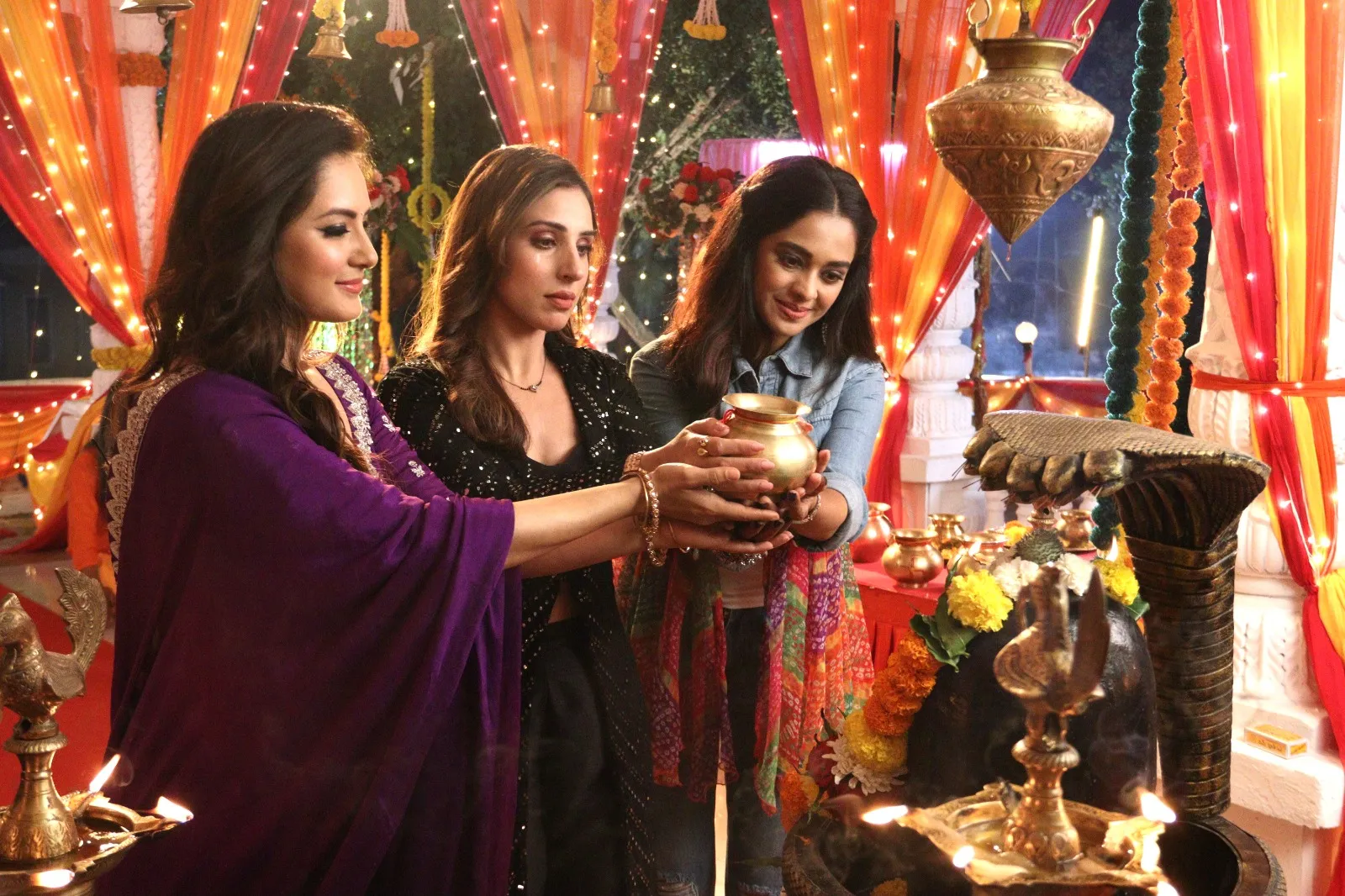 Simaran Kaur Mugdha Chaphekar and Puja Banerjee Lead a Power Packed Fight Sequence in Jamai No 1