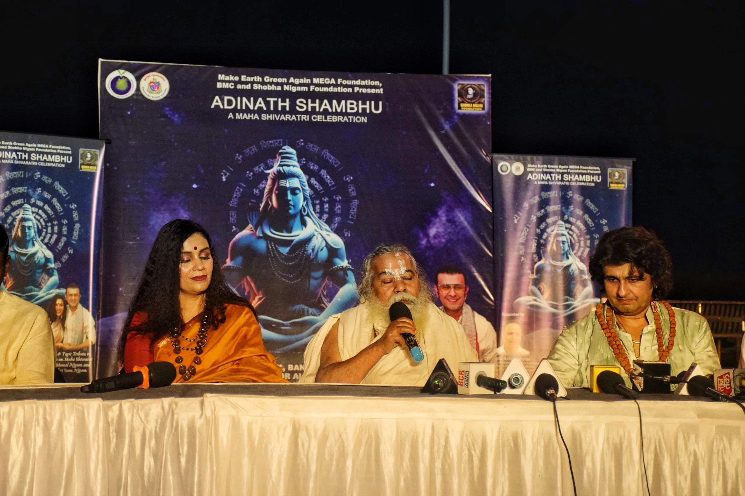 Meenal Nigam, Shri Nitya Gopal Das,l' successor Mahant Kamal Nayan Das from Ayodhya and Sonu Nigam