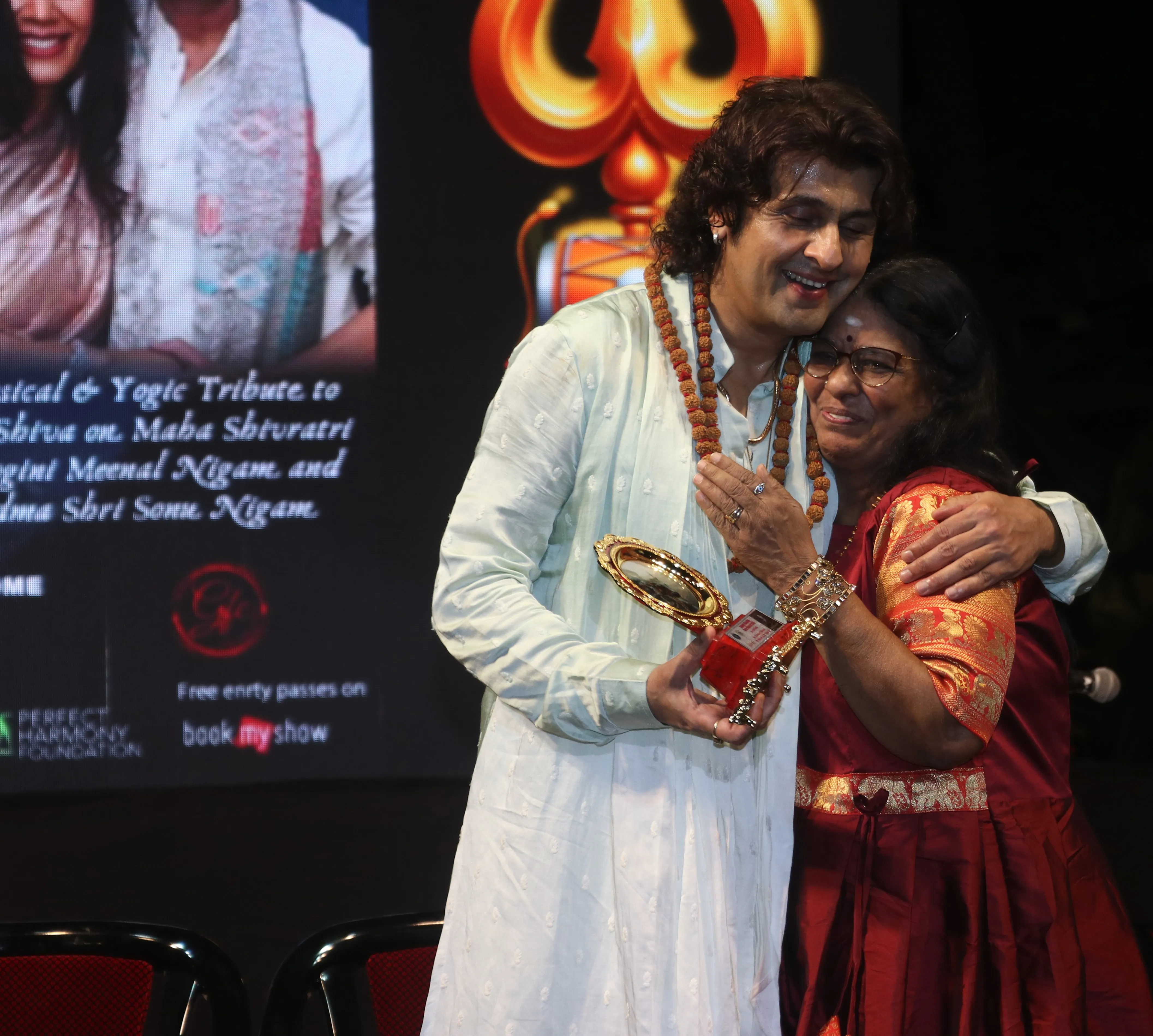 Sonu Nigam honouring Krishnaveni Srinivasan
