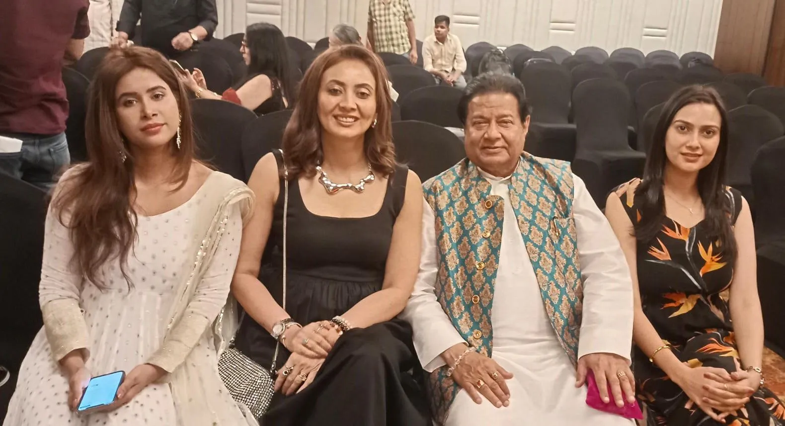 Anup Jalota with Prerna G, Nitasha A, and Draksha S.