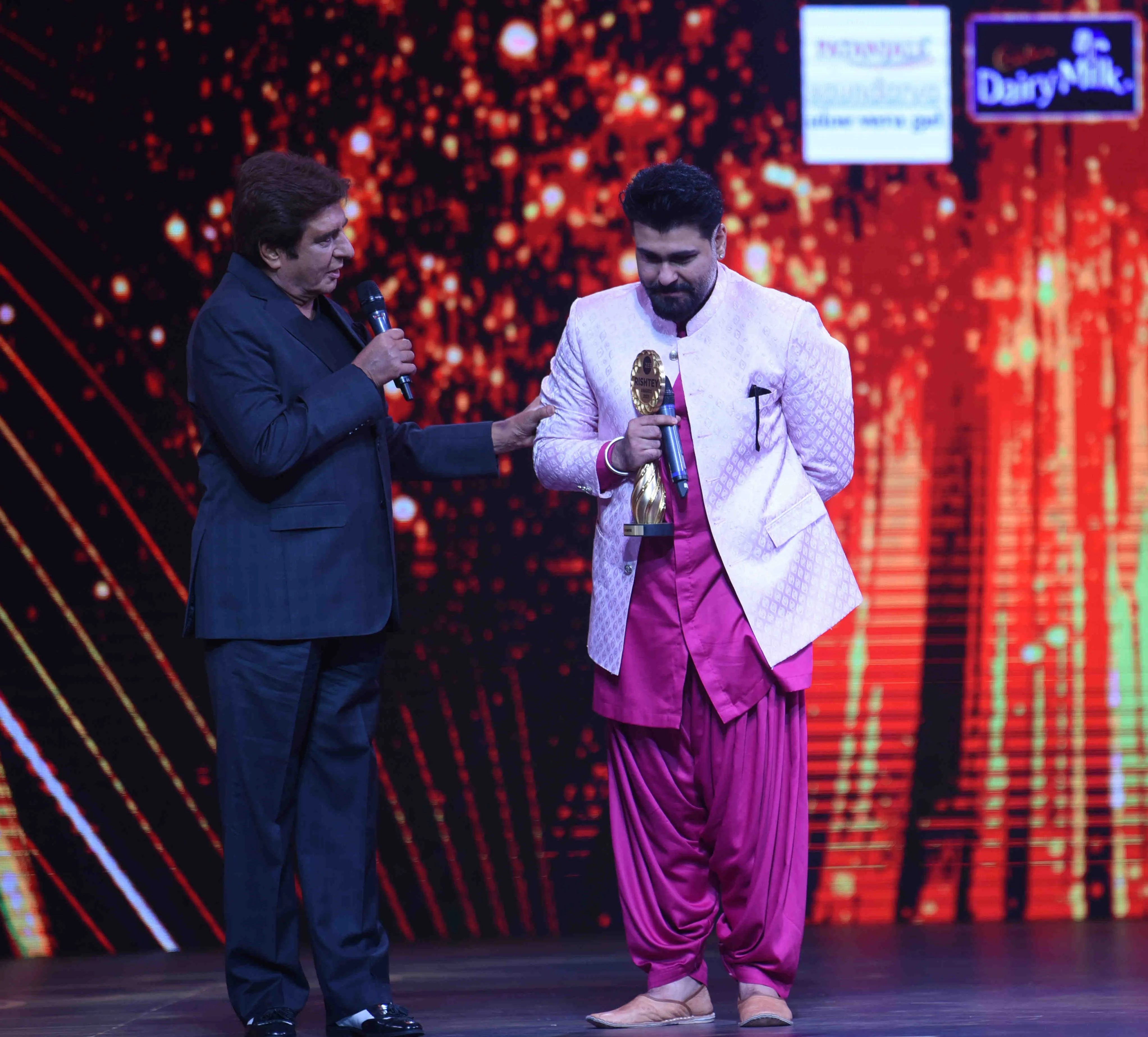 Raj Babbar surprises Aarya Babbar with a special Honor at Zee Rishtey Awards 2025