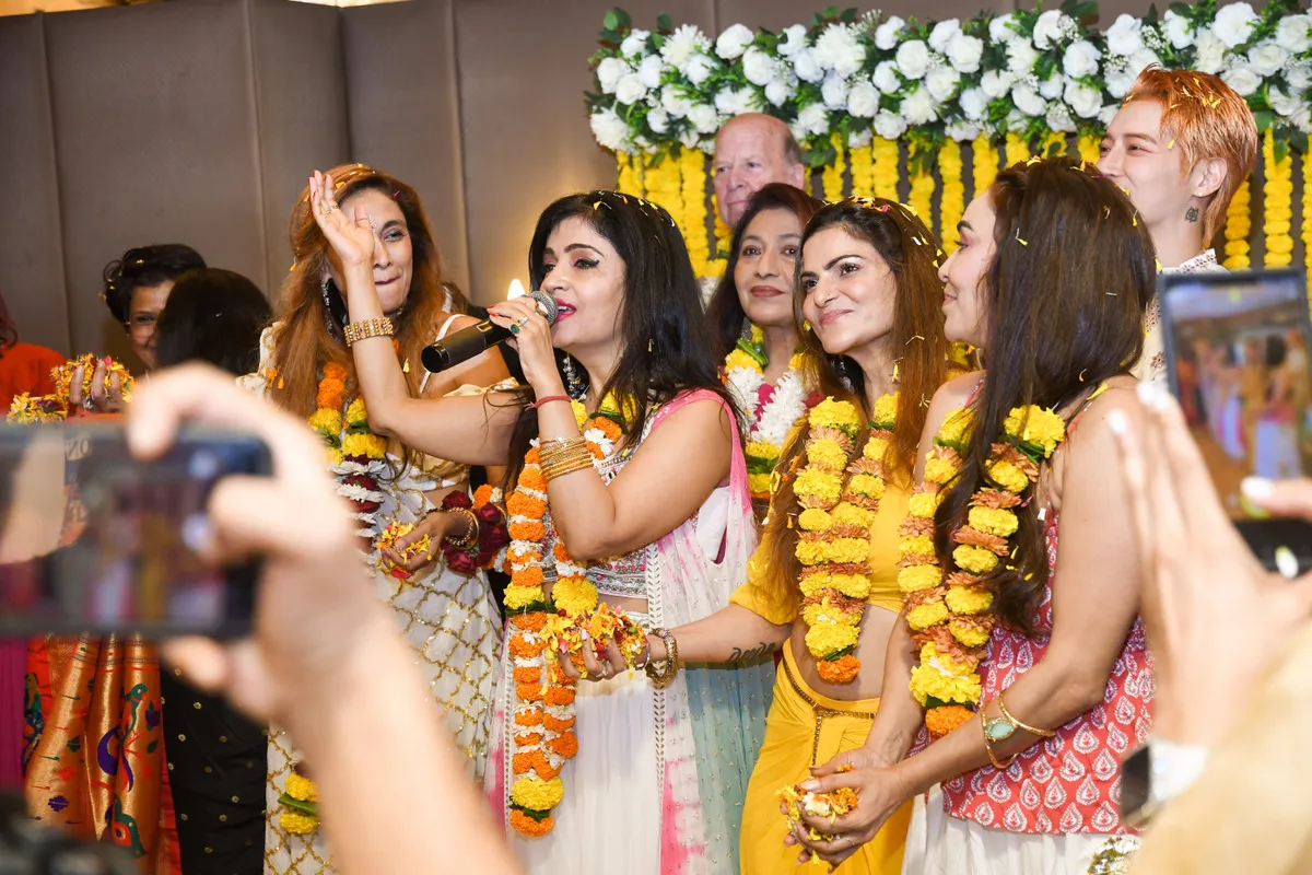 Shibani Kashyap performing
