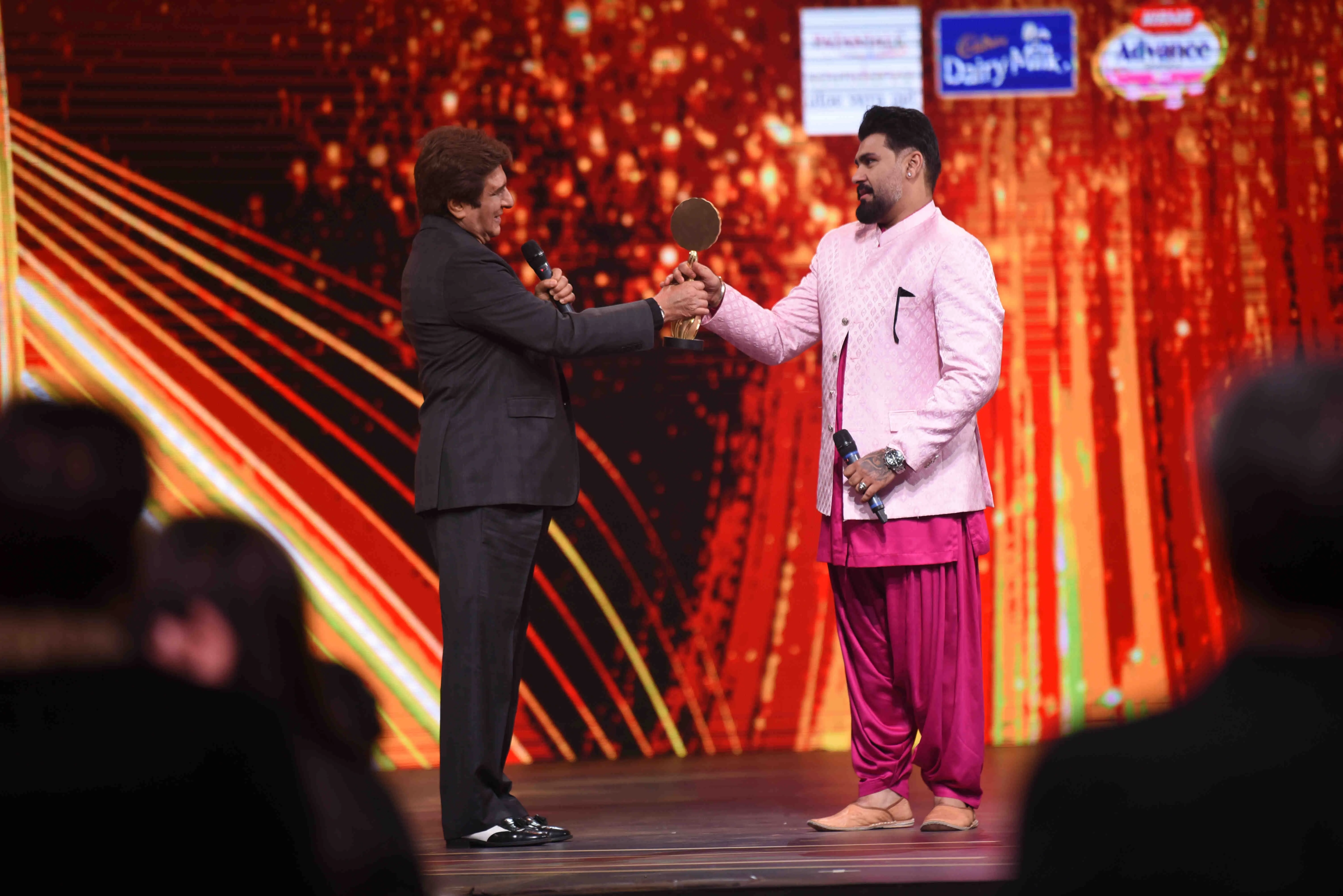 Raj Babbar surprises Aarya Babbar with a special Honor at Zee Rishtey Awards 2025