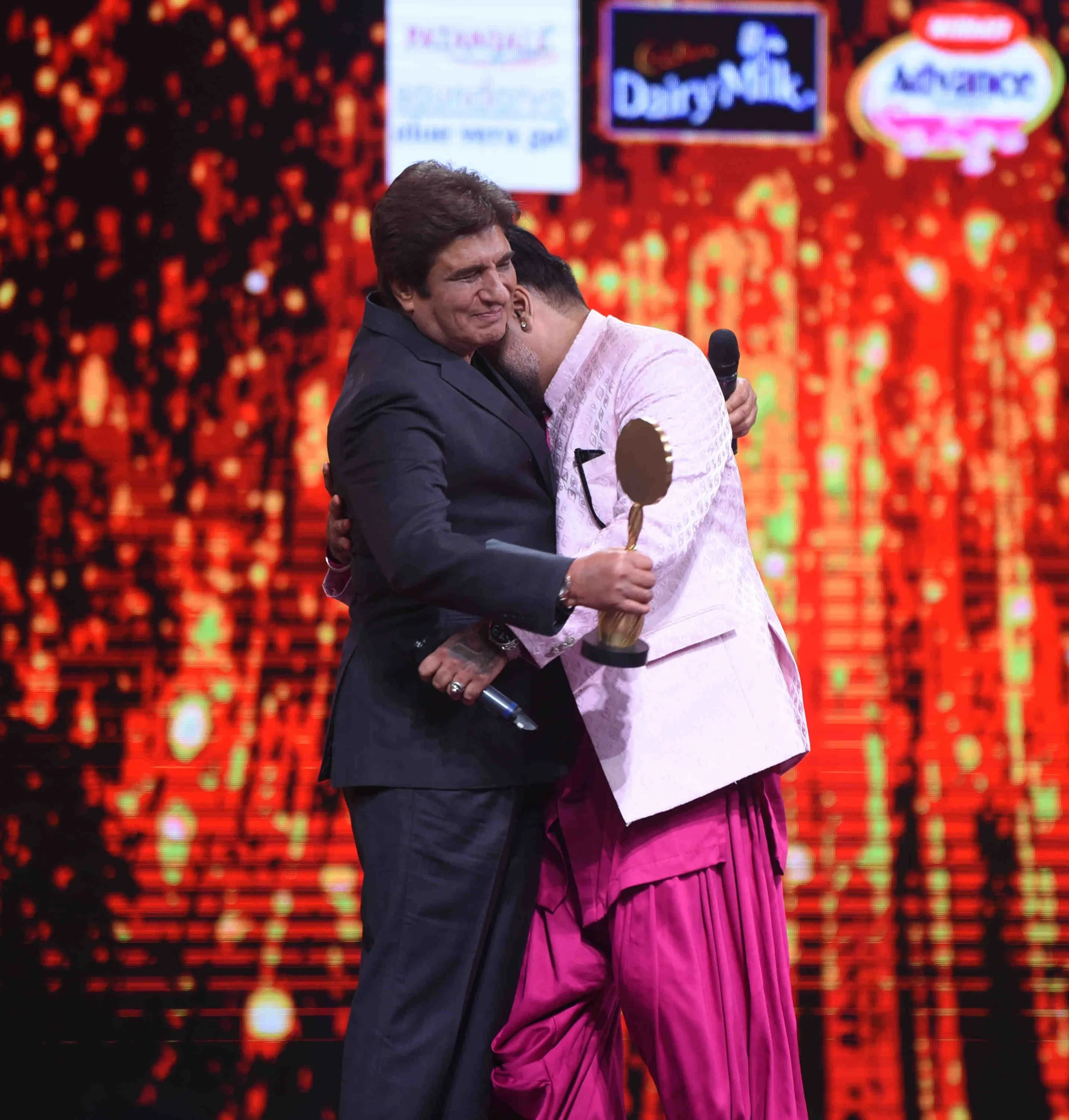 Raj Babbar surprises Aarya Babbar with a special Honor at Zee Rishtey Awards 2025