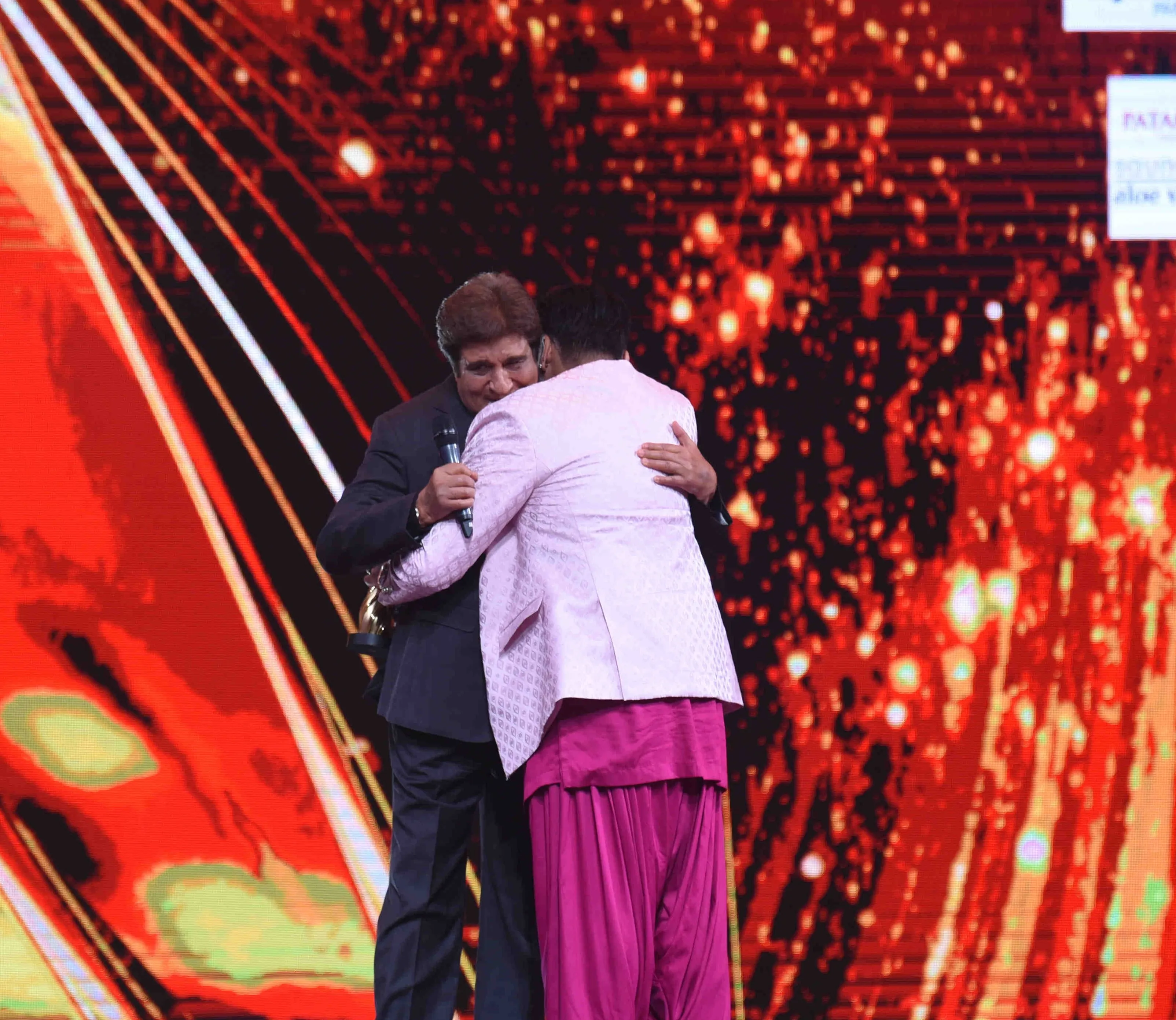 Raj Babbar surprises Aarya Babbar with a special Honor at Zee Rishtey Awards 2025