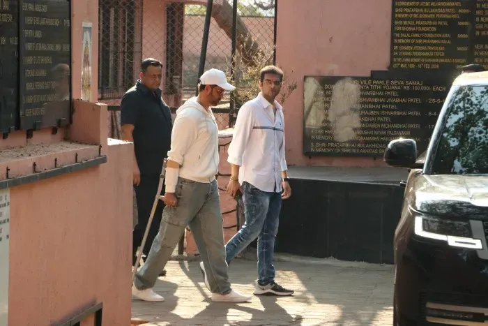 Alia, Ranbir, Kajol, Karan Johar and Jaya attended the last rites of Deb Mukherjee