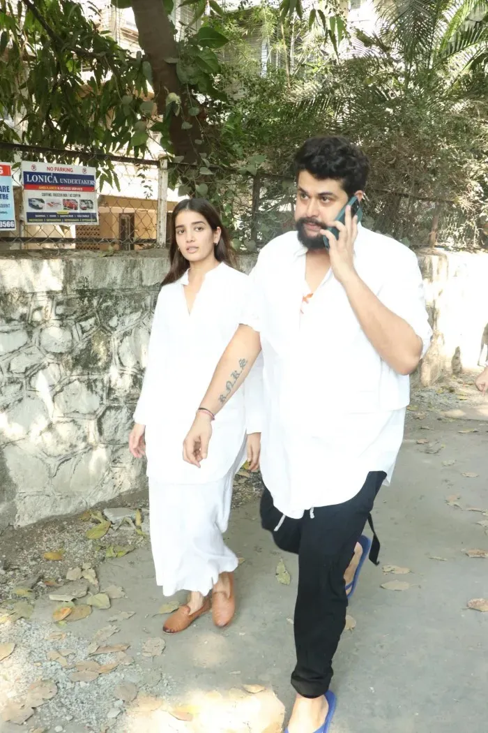 Alia, Ranbir, Kajol, Karan Johar and Jaya attended the last rites of Deb Mukherjee