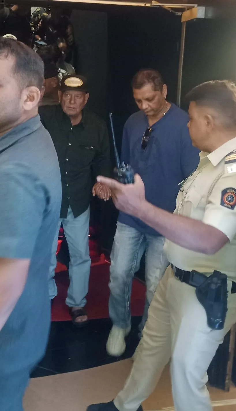 Legendary Salim Khan steps out of  theatre after watching 'Sikandar' trailer