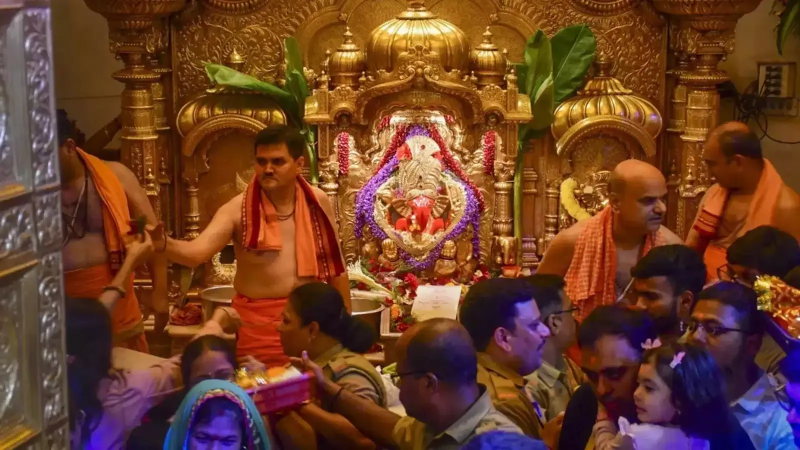 manoj kumar sidhivinayak mandir