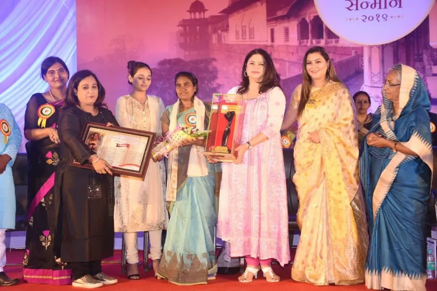 श्रीमती अस्मिता दिघावकर के श्रद्धाजंलि समारोह में महिलाएं सम्मानित