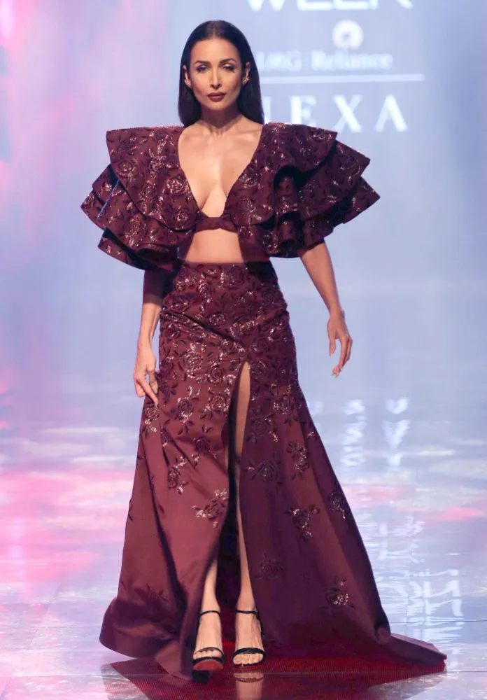 Lakme Fashion Week 2019 के 5वें दिन शबाना आज़मी, दिशा पाटनी और मलाइका अरोड़ा ने रैंप पर बिखेरा जलवा