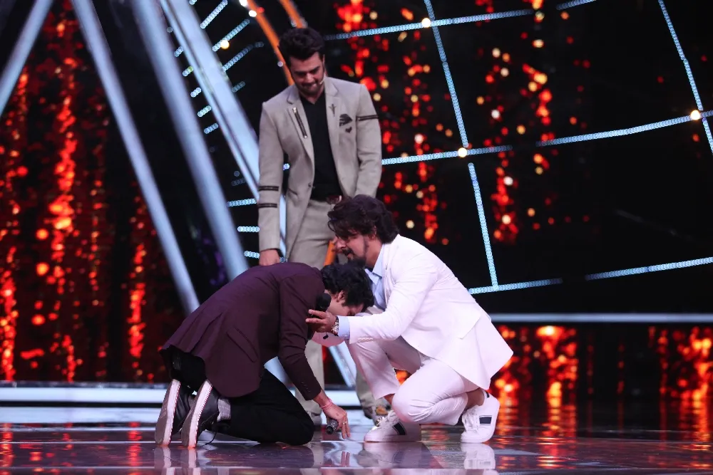 Contestant Ankush Bharadwaj takes blessings of Sonu Nigam