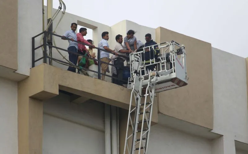 मुंबई की एमटीएनएल बिल्डिंग में लगी आग 84 लोगों को सकुशल निकाला गया बाहर