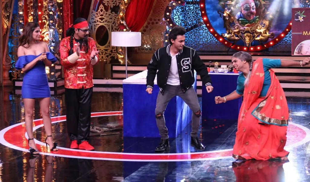 Aayush Sharma dances with Siddharth Sagar on Comedy Circus