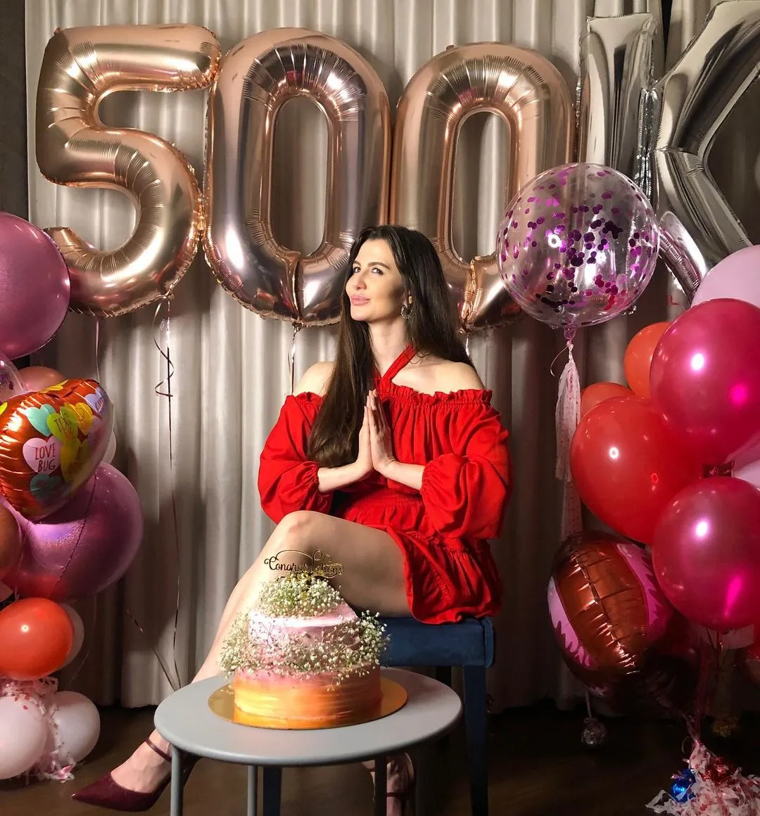 अभिनेत्री जॉर्जिया एंड्रियानी अपने इंस्टाग्राम पर आधे मिलियन फोल्लोवेर्स तक पहुंची। कहती हैं, 