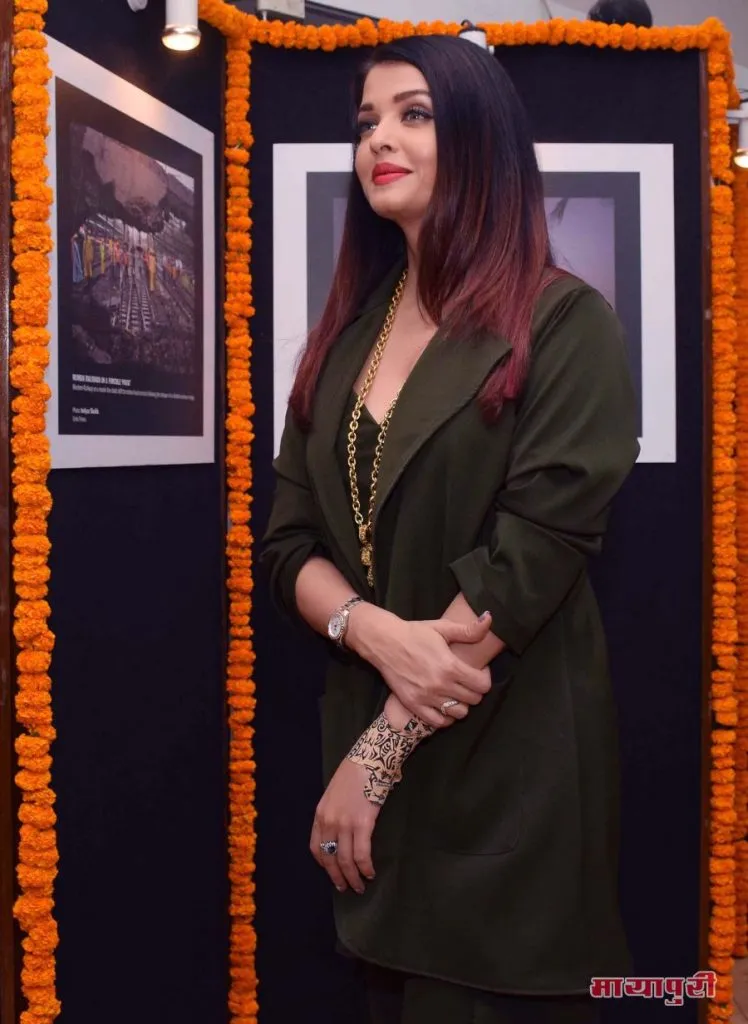 मुंबई में ऐश्वर्य राय बच्चन ने मुंबई मोमेंट्स 2019 ’नामक प्रदर्शनी का उद्घाटन किया