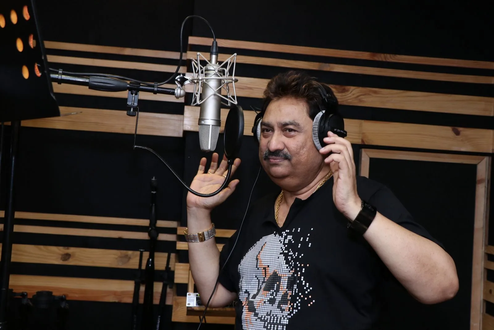 कुमार सानू ने हॉरर कॉमेडी फिल्म ‘खली-बली’ के लिए रोमांटिक सॉन्ग रिकॉर्ड किया