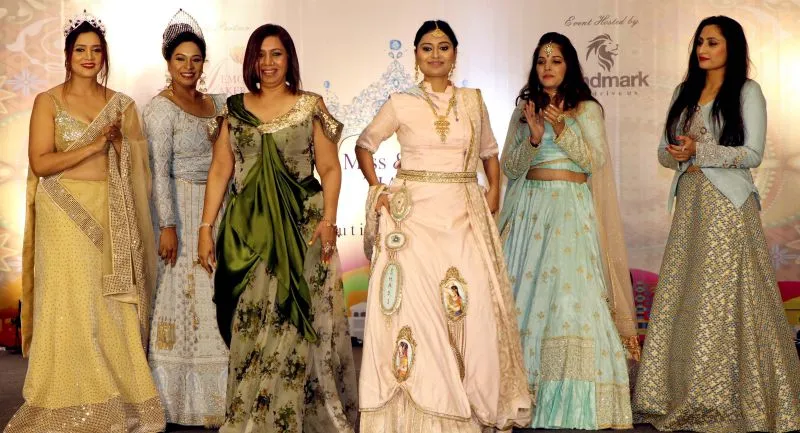 सेलेब्स ने मिस और मिसेज टियारा इंडिया के सेमीफाइनल में ठाणे के लैंडमार्क कार्स में शिरकत की 