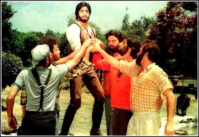अक्षय या शाहरुख़ कौन करेगा अमिताभ की इस फिल्म के रीमेक में काम?
