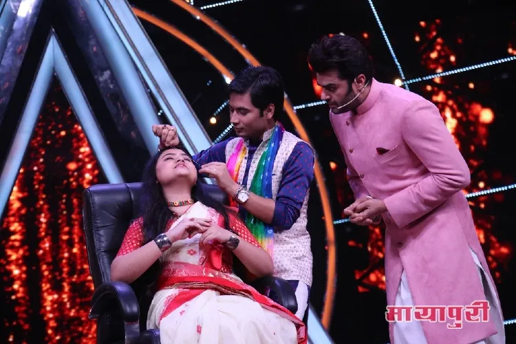 Contestant Saumya Chakravorty showing off his skills on contestant Indira Das as Maniesh Paul looks on