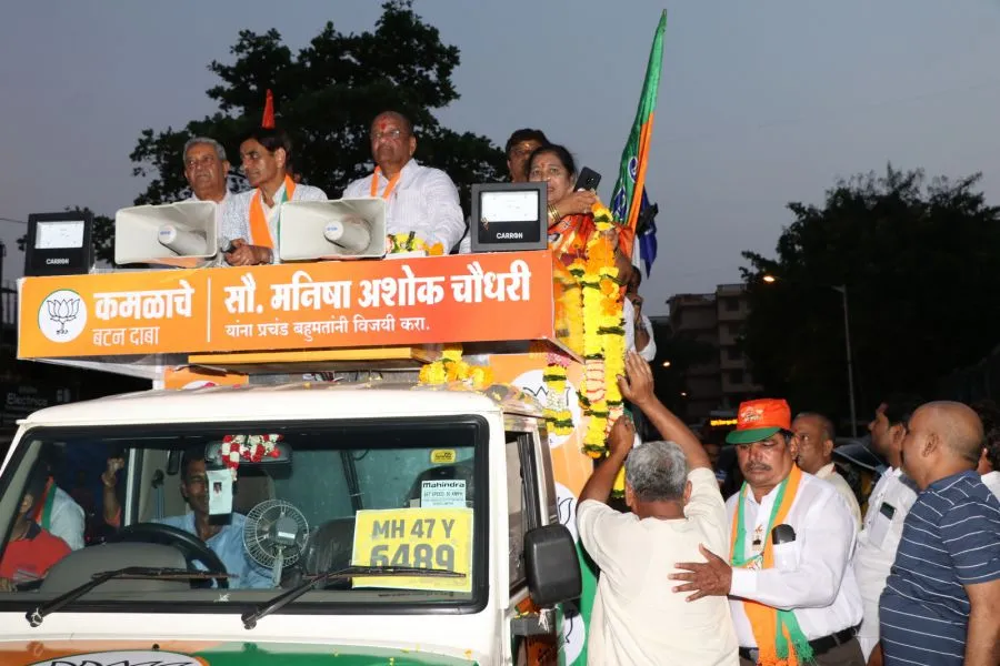 केंद्रीय मंत्री स्मृति ईरानी बीजेपी राष्ट्रीय कार्यकारिणी सदस्य मनीषा ताई चौधरी की रैली में पहुंची
