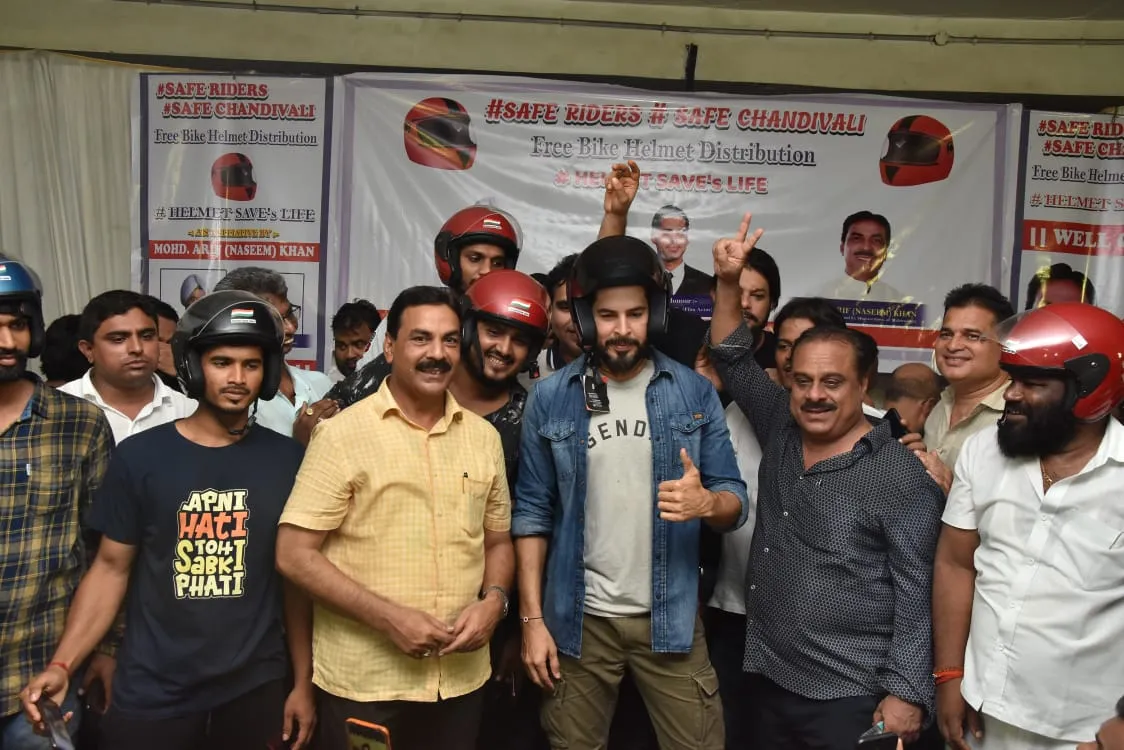 मुंबई में हेलमेट जागरूकता अभियान के दौरान डीनो मोरिया ने हेलमेट पहना