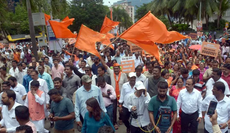 शिवसेना अध्यक्ष उद्धव ठाकरे पार्टी कार्यकर्ताओं के साथ बीमा कंपनियों के खिलाफ मुंबई में किसानों के प्रीमियम दावों के लिए विरोध रैली में भाग लिया