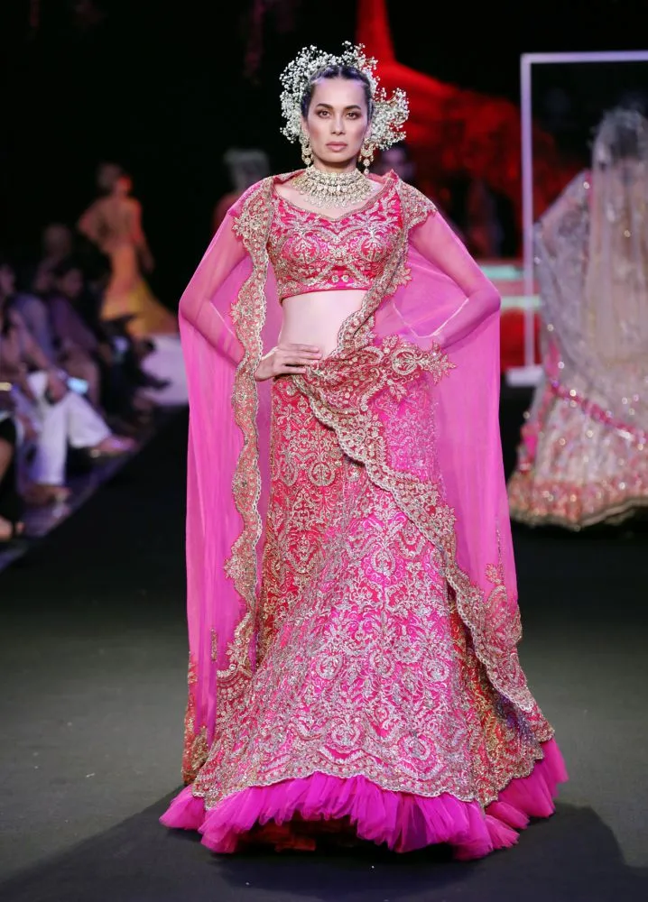 FDCI इंडिया कॉट्योर वीक 2019 में सुनीत वर्मा ने दिखाया अपना नया कलेक्शन अमारा