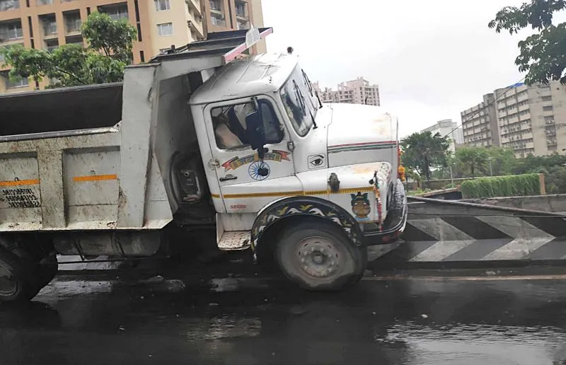 लालबाग फ्लाईओवर ब्रिज पर बारिश की वजह से हुआ ट्रक हादसा