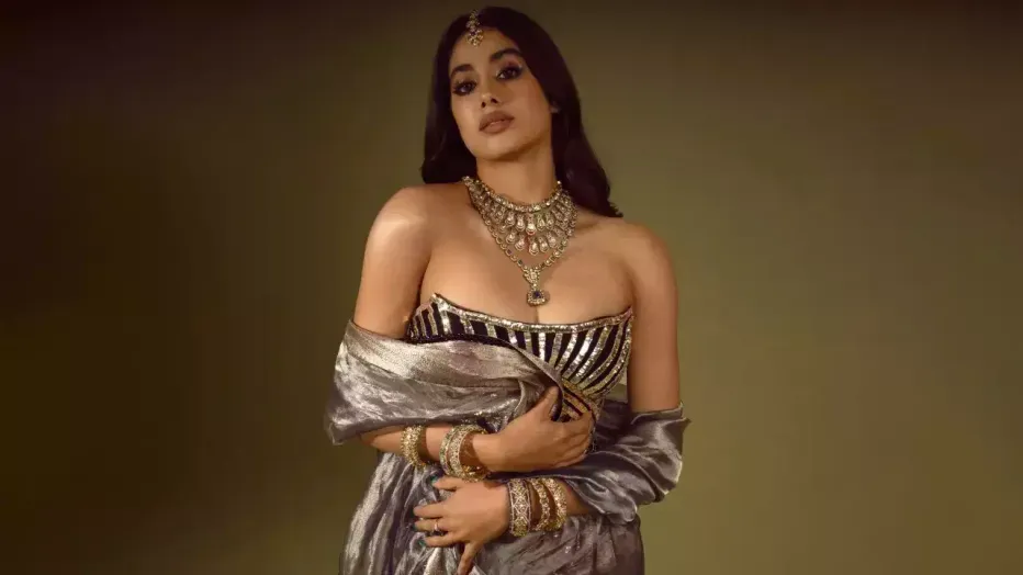 Janhvi Kapoor Video: ब्लैक ऑफ-शोल्डर ड्रेस में जान्हवी कपूर ने शेयर की  वीडियो, न्यूड मेकअप में देख फैंस हुए दीवाने - पर्दाफाश