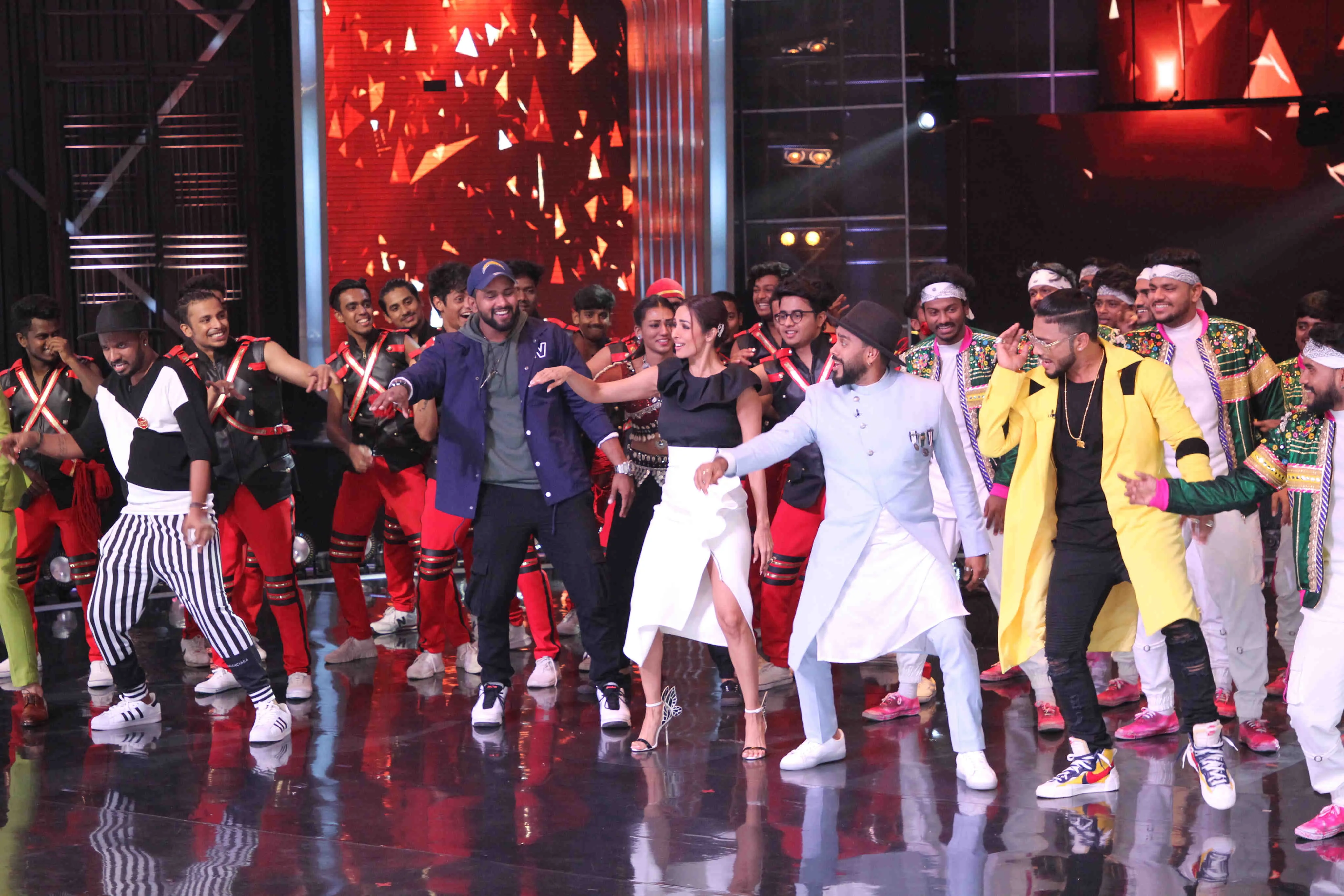 डांस इंडिया डांस के सेट पर मलाइका ने किया अपने फेमस गाने छैंया छैंया पर डांस