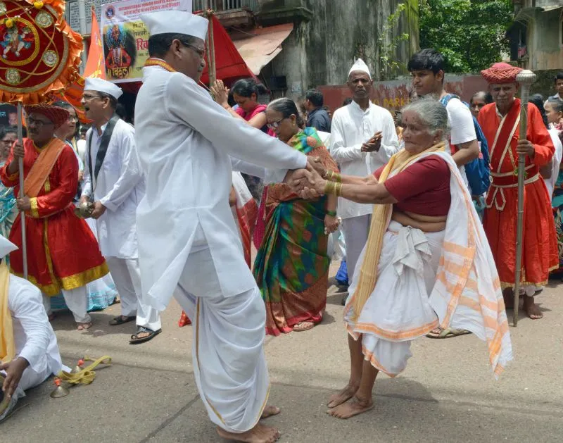 भगवान विठ्ठल मंदिर में आषाढ़ी एकादशी के अवसर पर बिंदी जुलूस में भाग लेते हुए भक्त