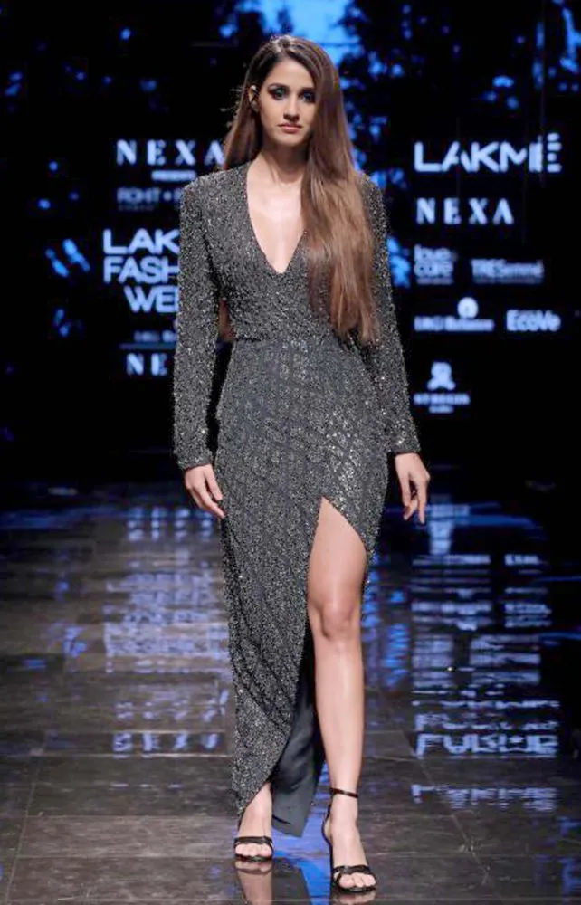Lakme Fashion Week 2019 के 5वें दिन शबाना आज़मी, दिशा पाटनी और मलाइका अरोड़ा ने रैंप पर बिखेरा जलवा