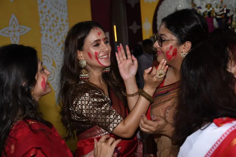 मलाड सार्बोजनिन दुर्गोत्सव 2019 में सिंदूर उत्सव  मनाते दिखें बॉलीवुड सितारे