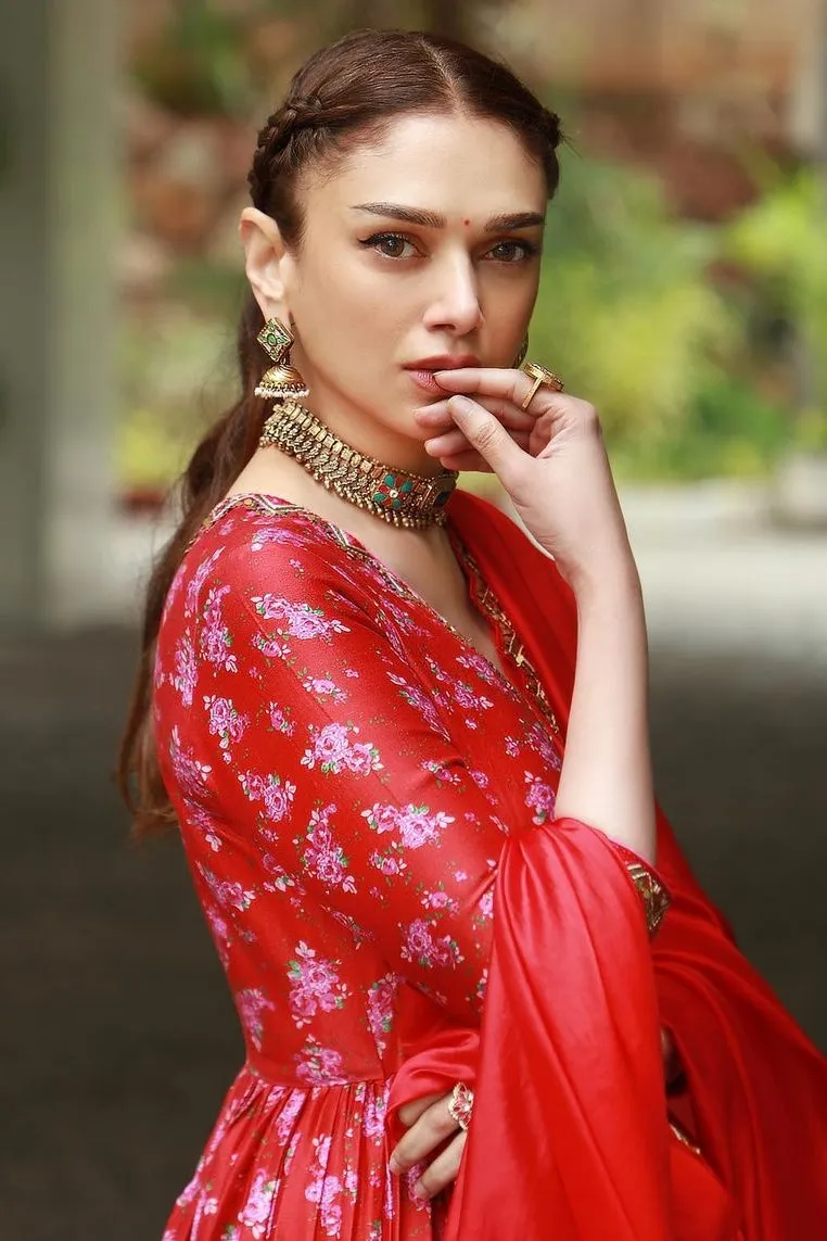 Here's how Aditi Rao Hydari personifies the elegant wedding guest beauty  look | Vogue India