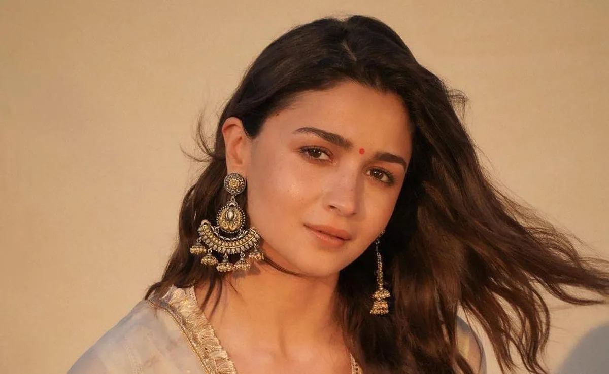 वही क्यूट चेहरा, वही डिंपल वाली स्माइल...आलिया भट्ट की इस हमशक्ल को देख  रणबीर को भी लगेगा धक्का, बोलेंगे- OMG जादू!