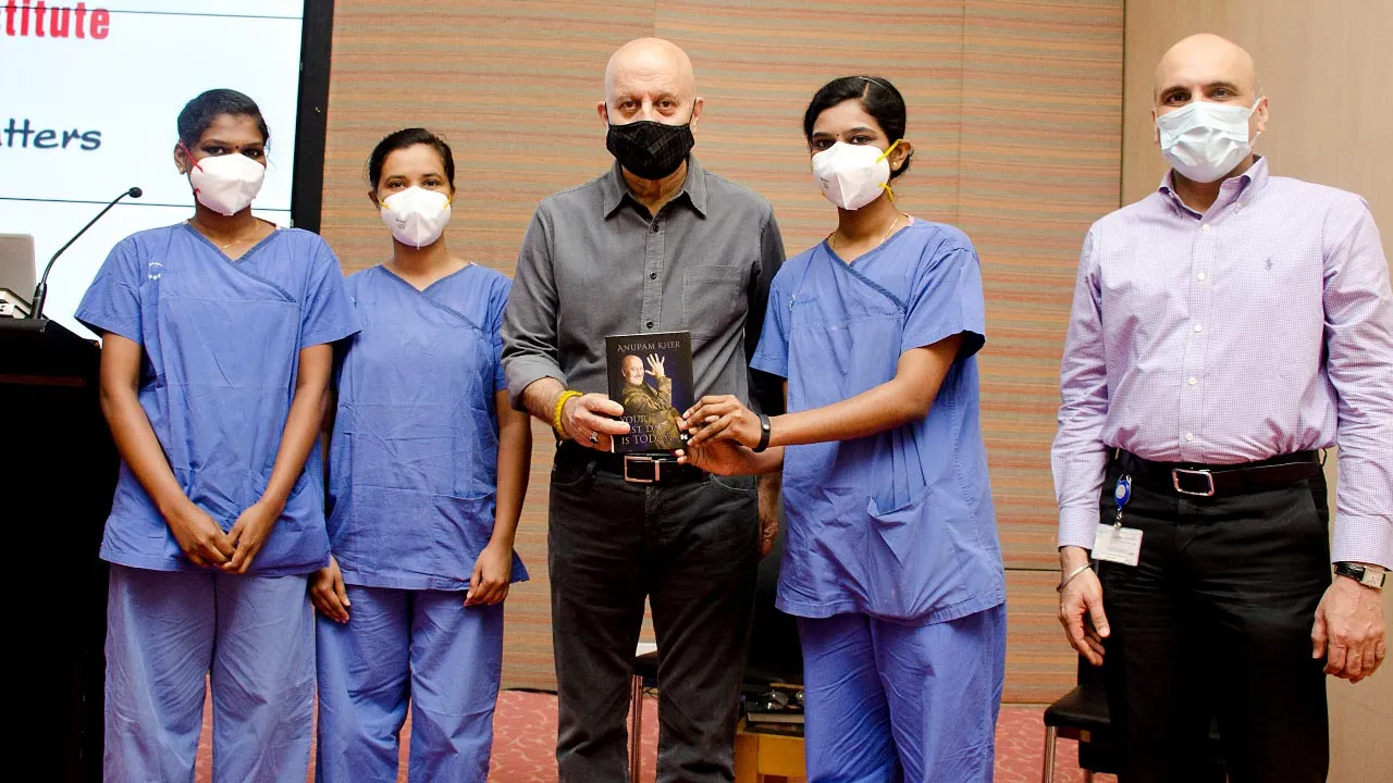 एक्टर अनुपम खेर ने मेडिकल&nbsp;रिसर्च इंस्टिव्यूट में&nbsp; मेडिकल फ्रटर्नटी की प्रशंसा की