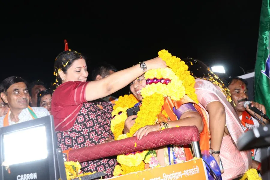 केंद्रीय मंत्री स्मृति ईरानी बीजेपी राष्ट्रीय कार्यकारिणी सदस्य मनीषा ताई चौधरी की रैली में पहुंची