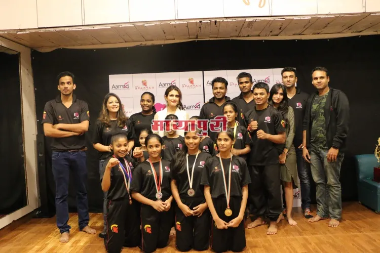 Fatima Shaikh strikes a pose with the MukkaMaar girls and Amin Rozani