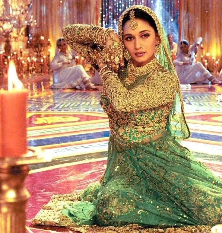 Devdas fame paro aka Madhuri Dixit wore 10 kg lehnga designed by designer  Abu jani with mirror work in Devdas Know all details about movie Devdas | Madhuri  Dixit Lehenga: 'देवदास' में