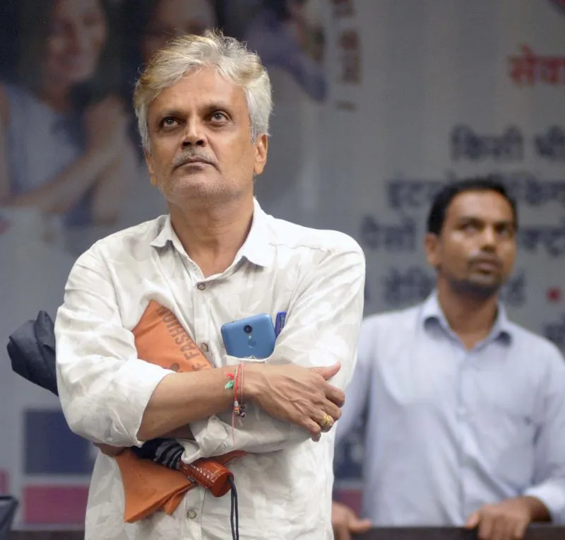 बॉम्बे स्टॉक एक्सचेंज (बीएसई) के भवन के डिस्प्ले स्क्रीन पर स्टॉक मार्केट इंडेक्स को देखने के लिए लोगों की लगी भीड़