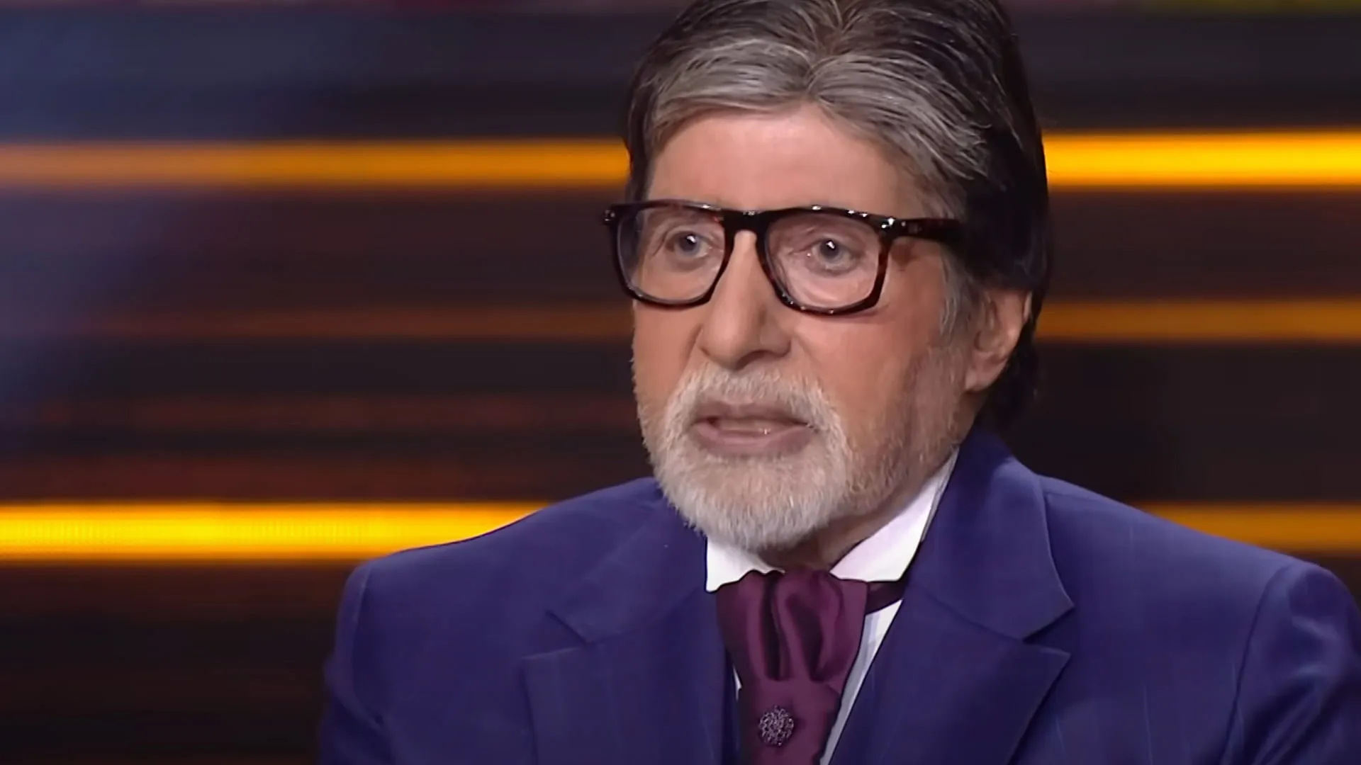 Amitabh Bachchan used to live with seven people in one room in kolkata he revealed his salary was 400 rupees