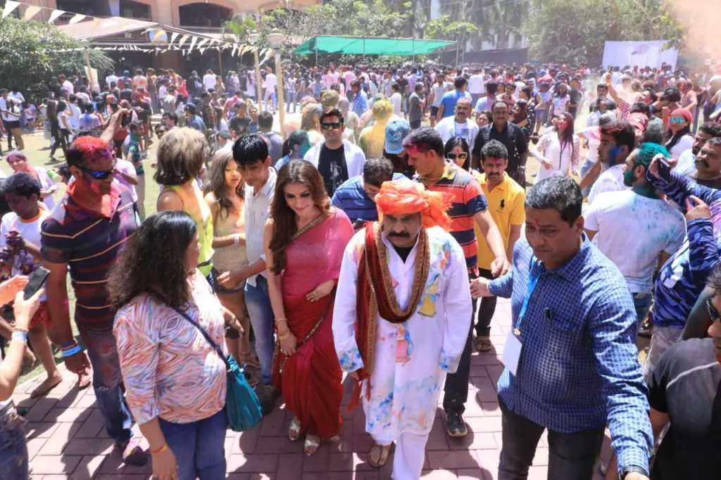 कंट्री क्लब के भव्य होली समारोह में शामिल हुए बॉलीवुड की हस्तियाँ